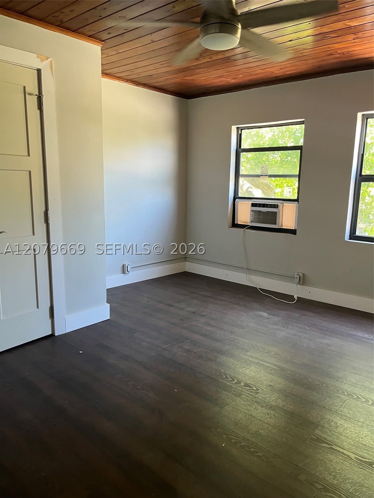 821 N Tamarind Ave – photo 3