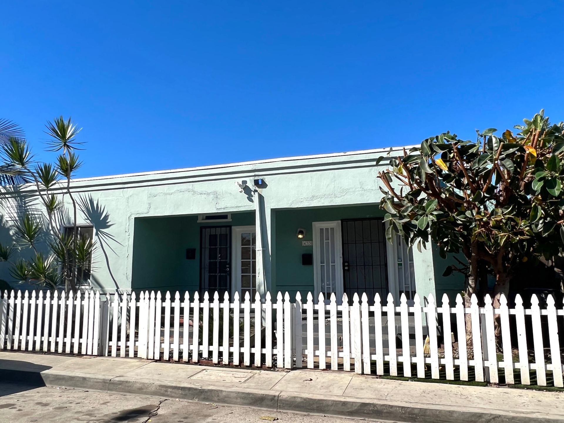Retro Style Two Bedroom, Centrally Located – photo 1