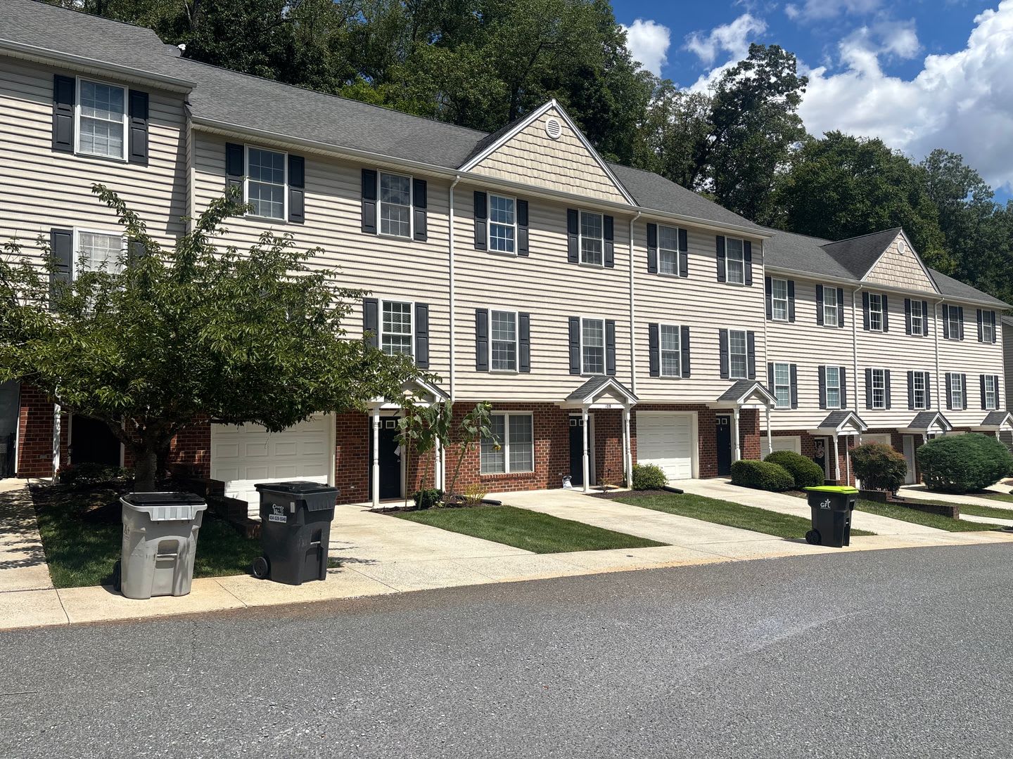 Crescentwood Townhomes On Lakeside Drive – photo 2