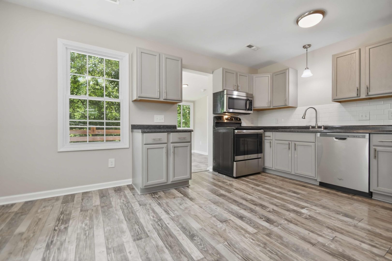 Pet Friendly Three Bedroom! – photo 5