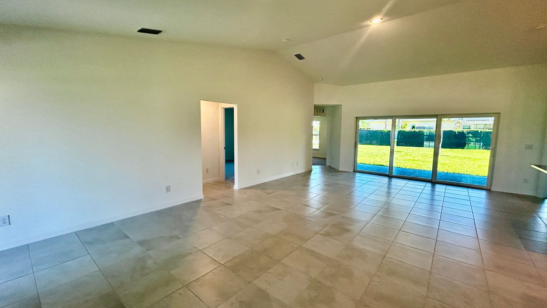 Spacious 4 Bedroom Cape Coral Home Lawn Care Included – photo 2