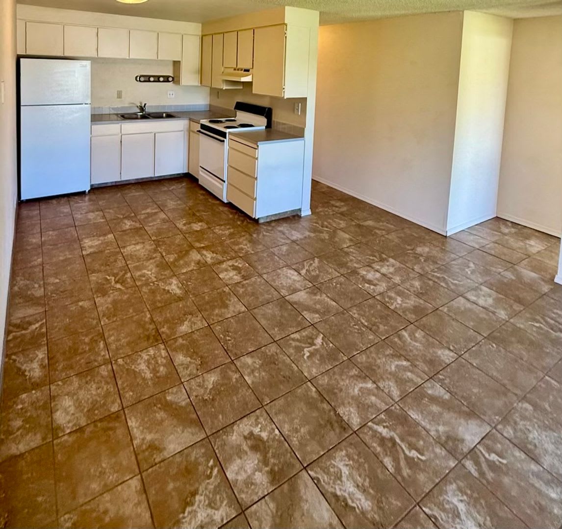 2 Bedroom / 1 Bathroom Upstairs Unit with flexible lease terms – photo 4