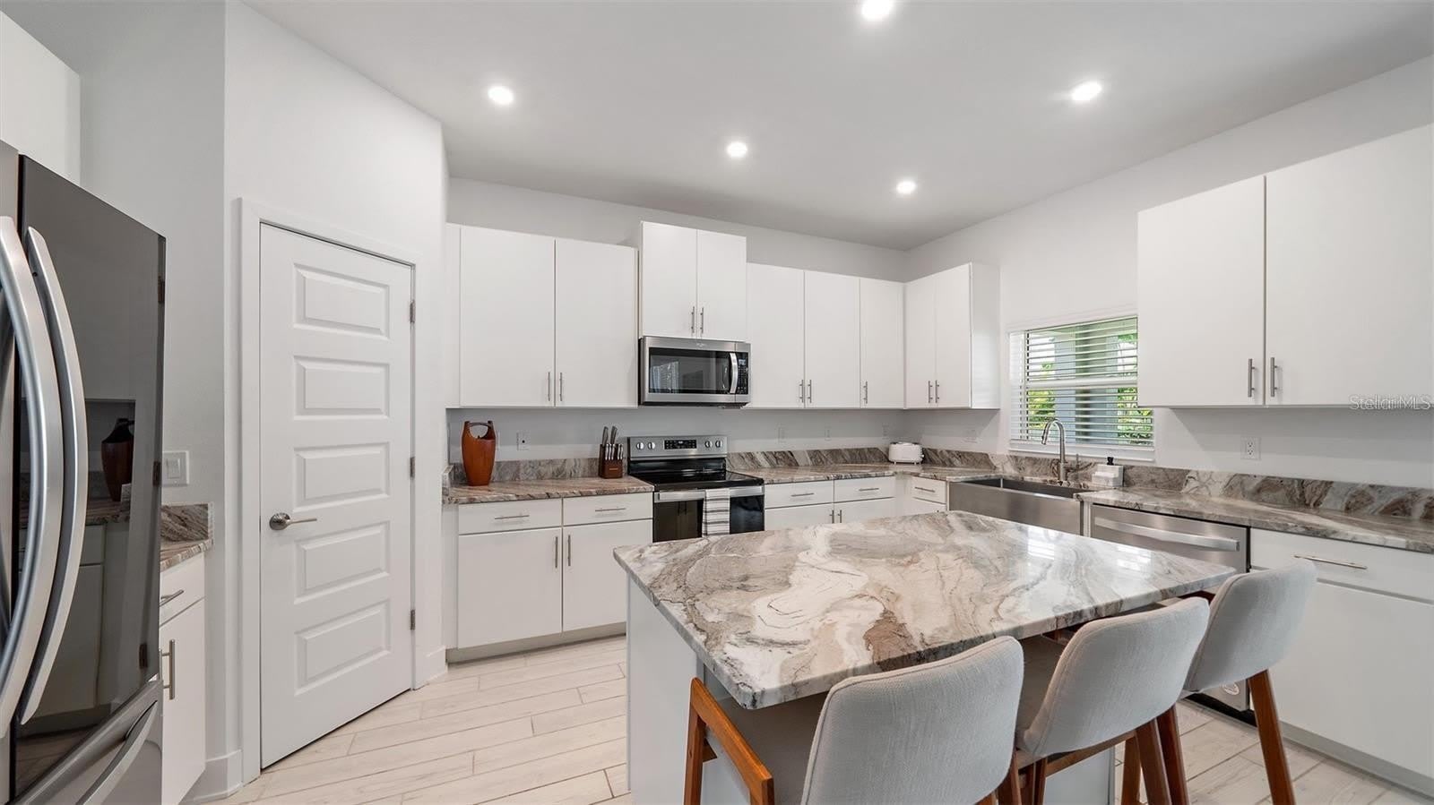 2587 TEMPLE Street – photo 5