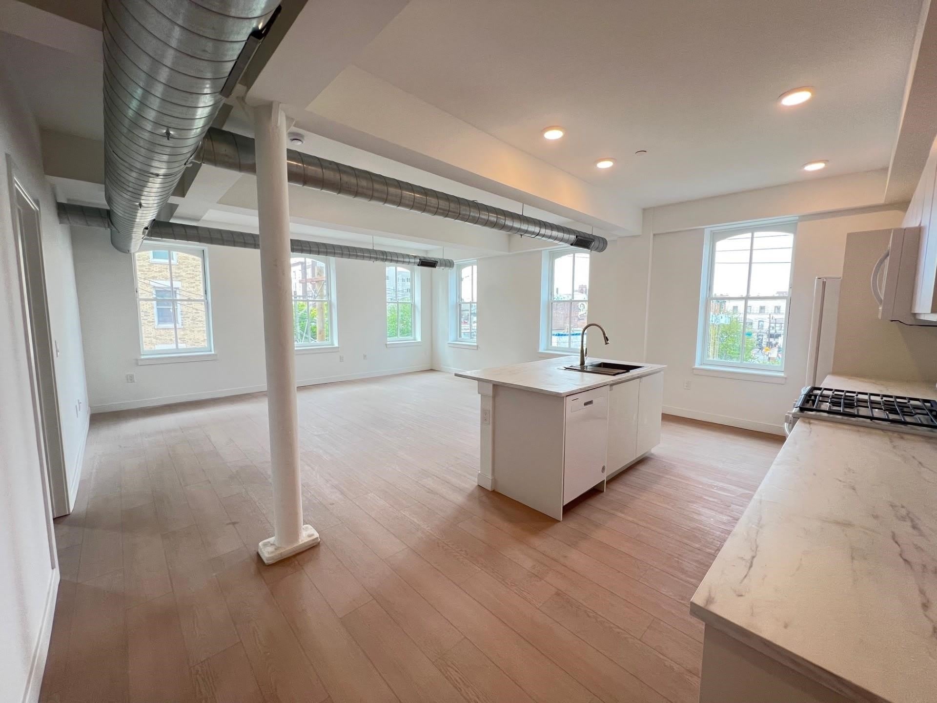 141 CHRISTOPHER COLUMBUS DR – photo 2