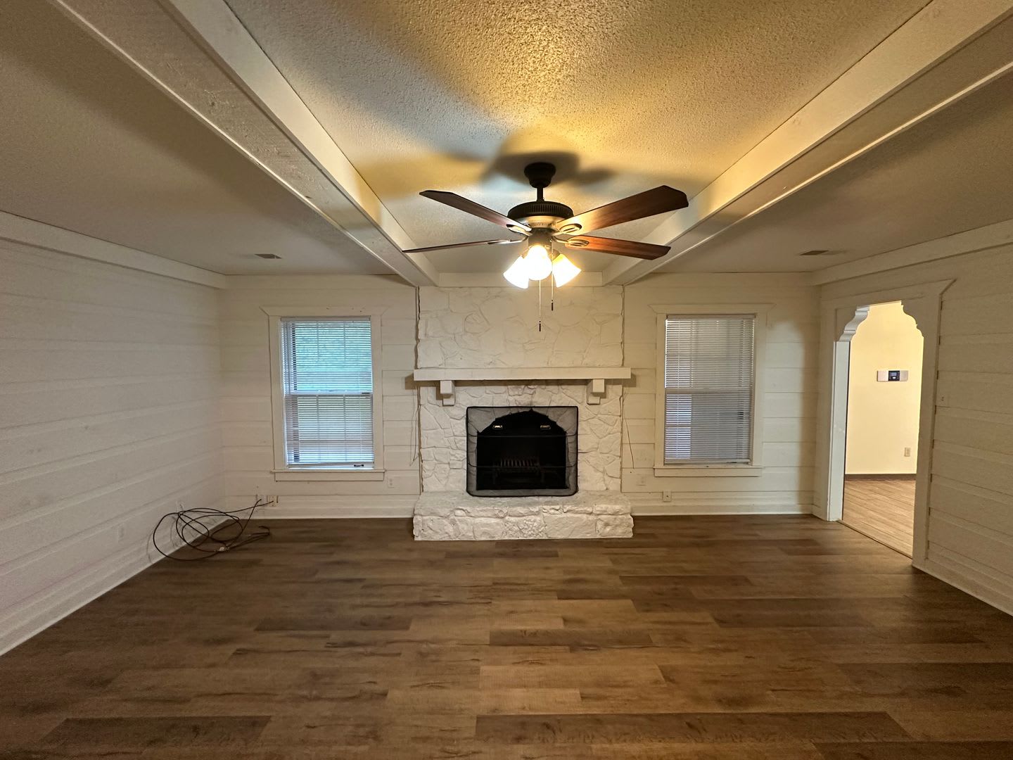 Spacious Germantown Home Fully Fenced Walking Distance To Farmington Elementary Small Pets Are Welcome 2 Bedrooms Down – photo 4