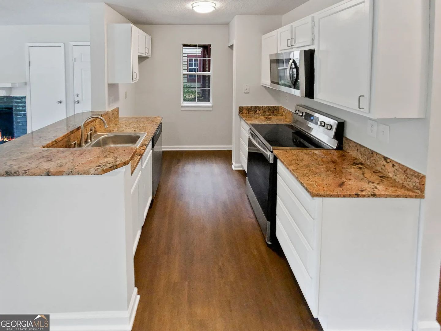 Room in 2 Bedroom Home at Cypress Pointe St – photo 2