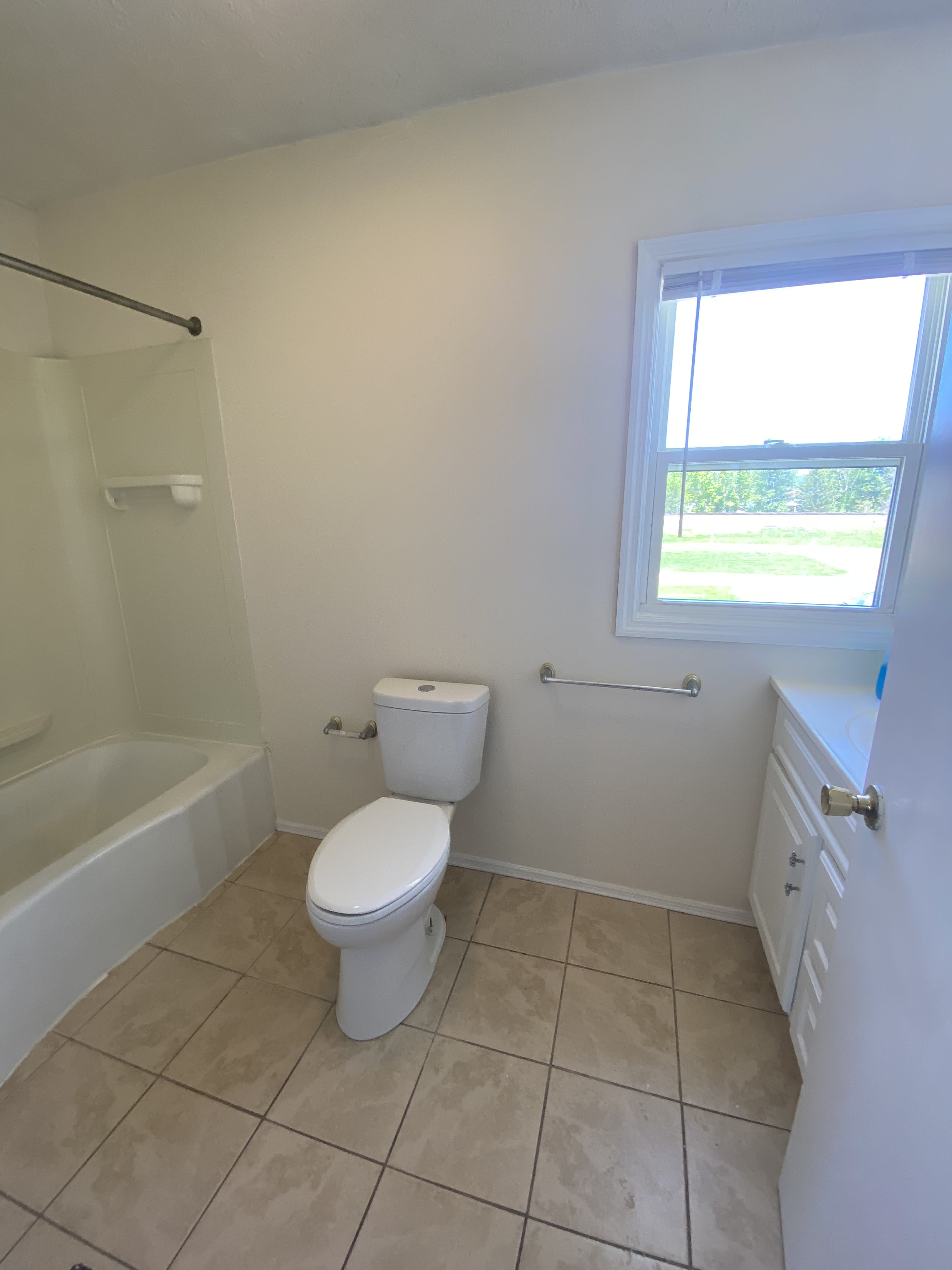 744 Lee St – photo 4
