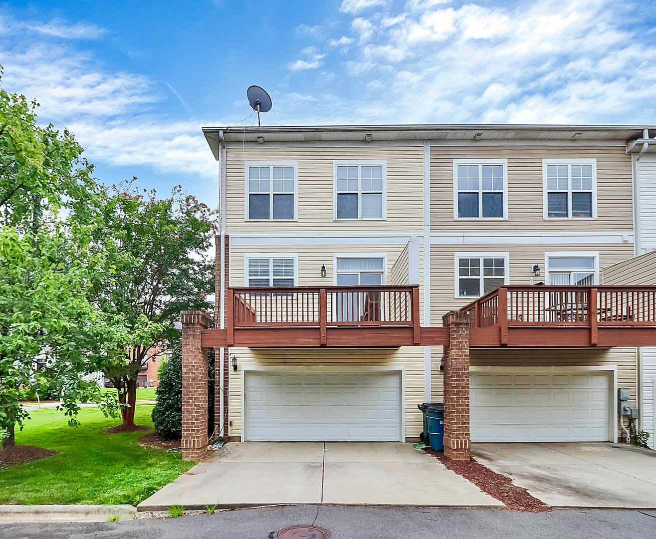 Beautiful End-Unit Townhome on a Prime Location! – photo 2