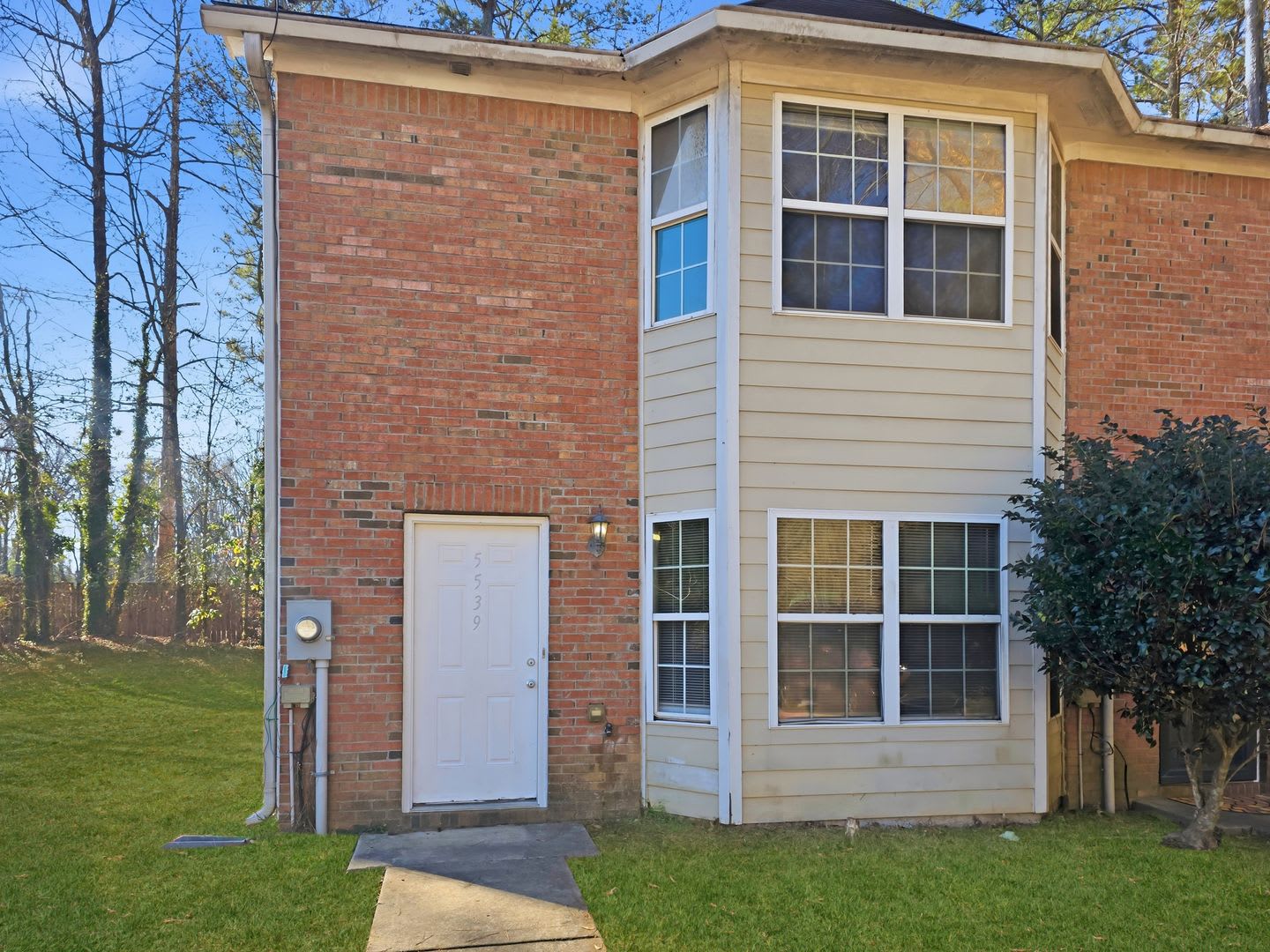 Updated 3BR Townhome Minutes from I-75, Airport & Downtown Atlanta – photo 1