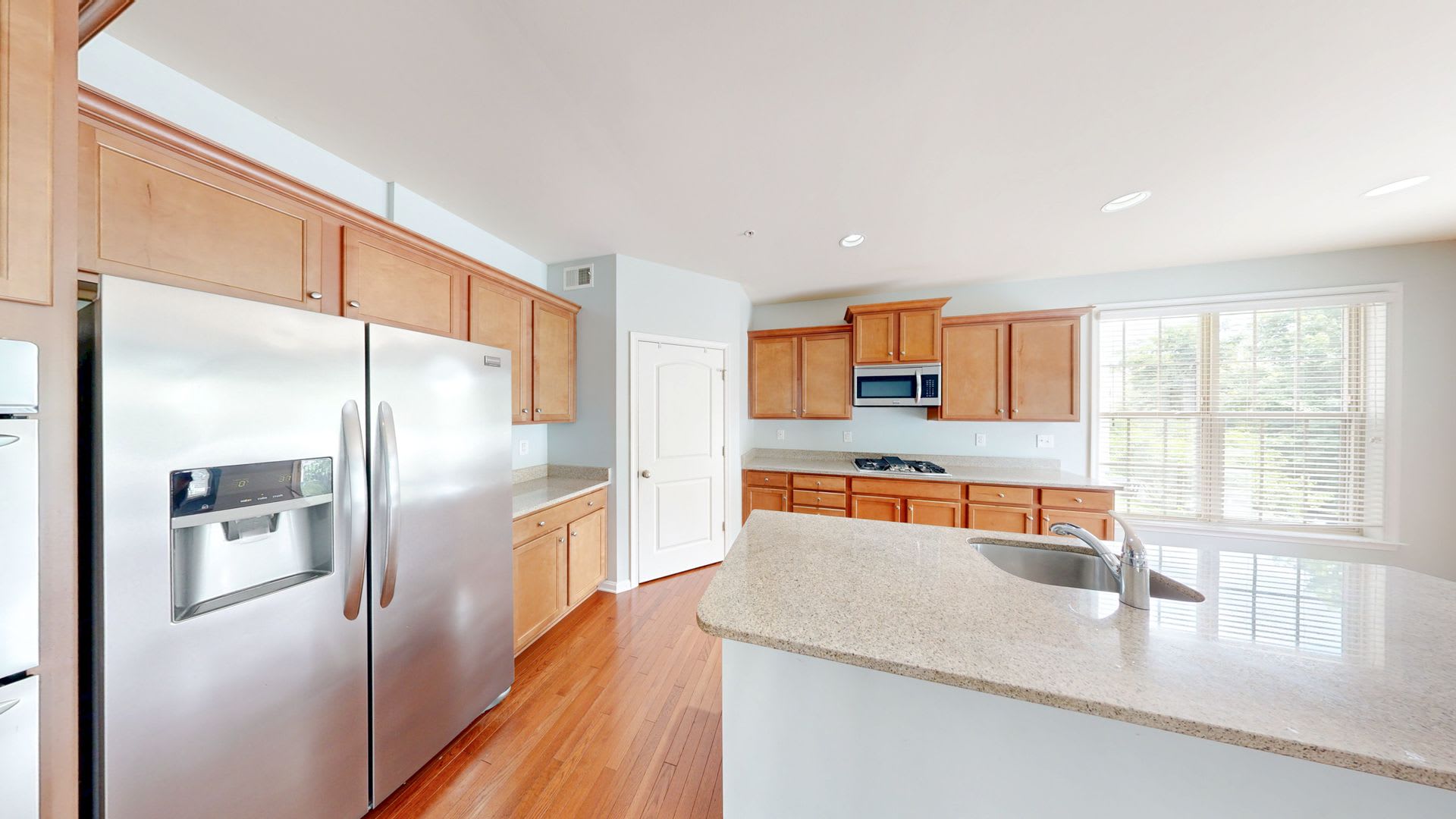 Gorgeous Large SF 5 beds + 4 Full BATHS – photo 2