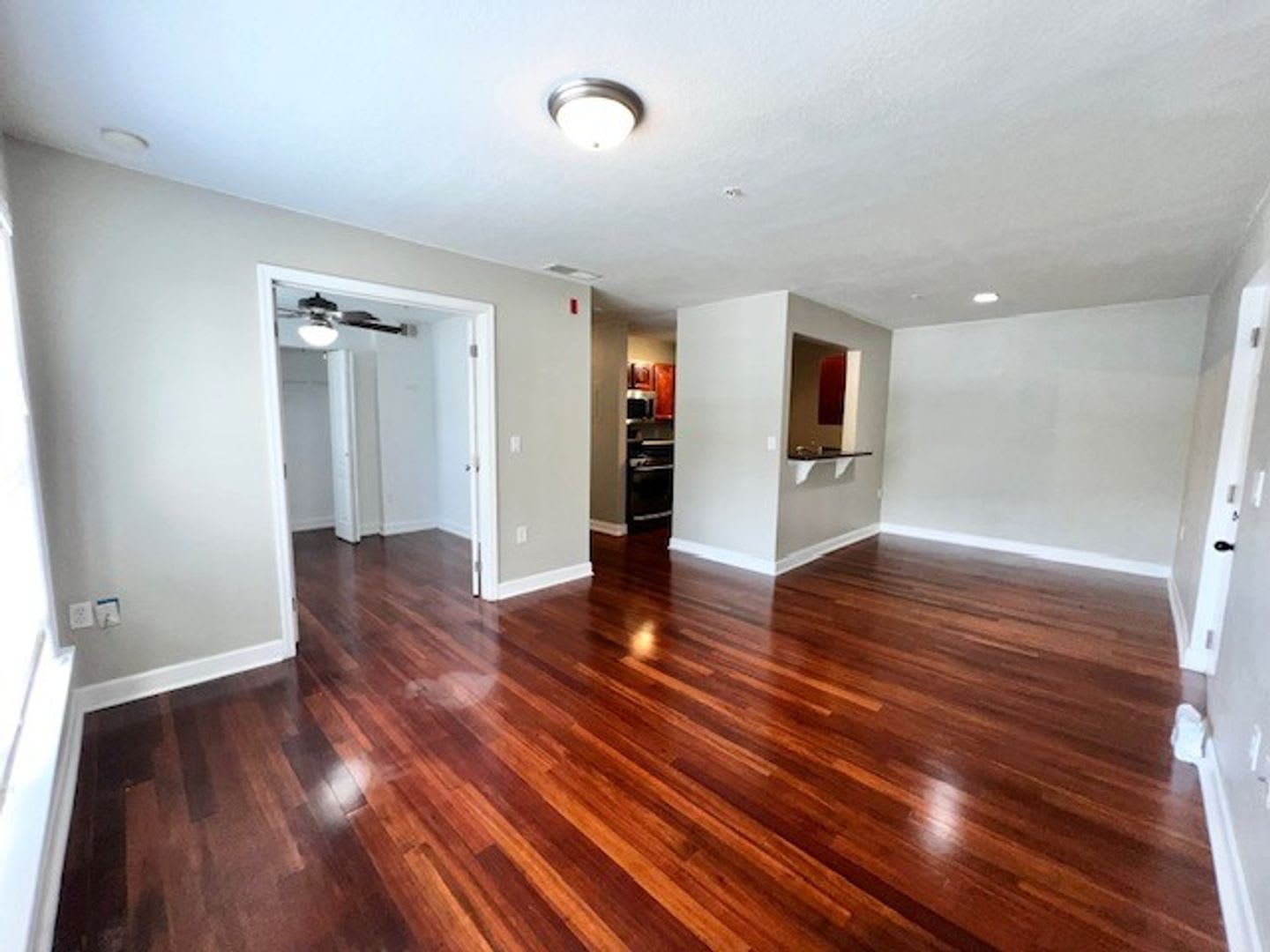 Move In Now Gated Community Miriada 1St Floor 1X1 5 Bath Condo Near Pool Area Laminate Wood Flooring In Living Area And Carpet In Bedroom Has Washer Dryer Gas Stove Water Heater – photo 5