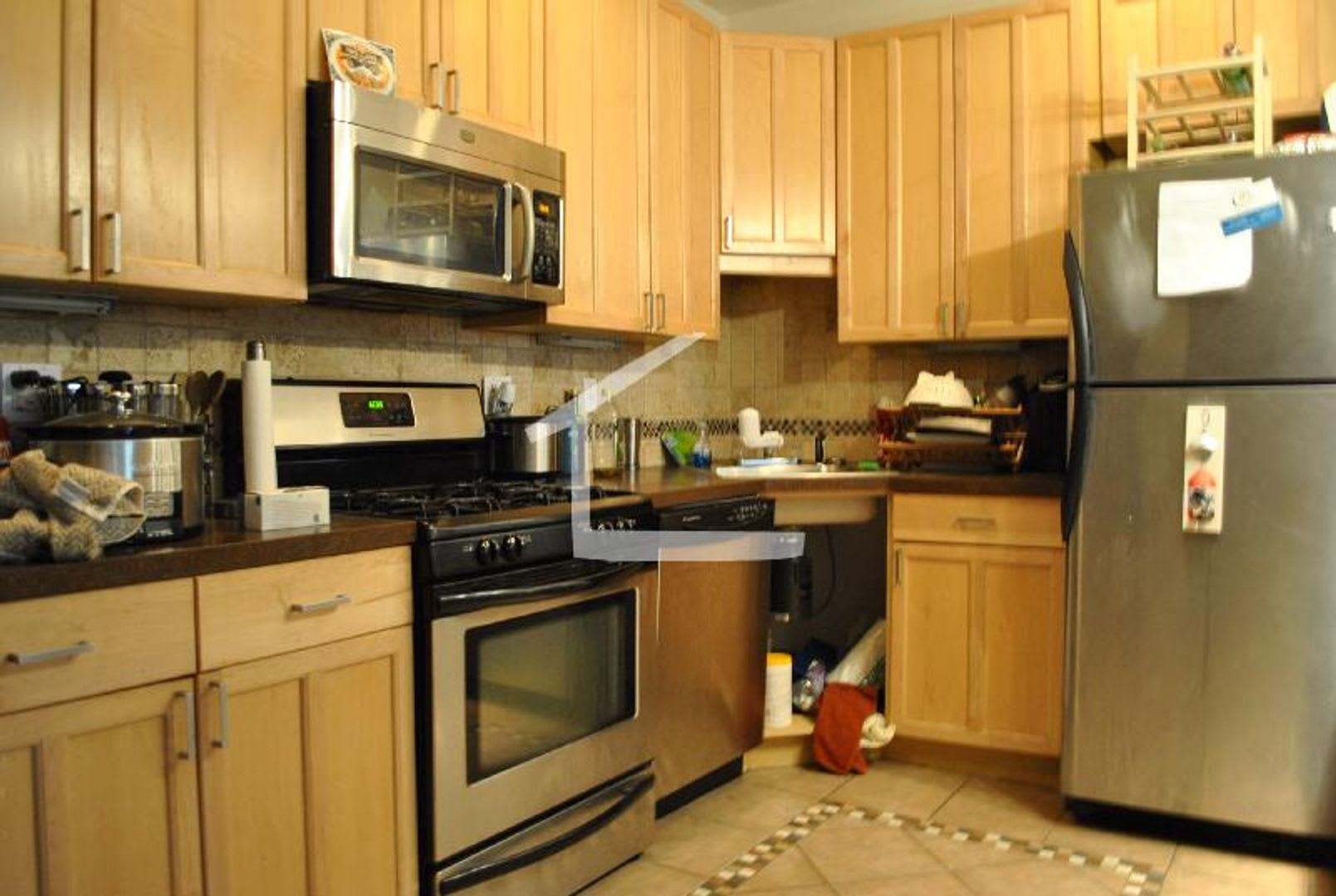 Nicely renovated 4 bed unit near BU and the Green Line. – photo 1