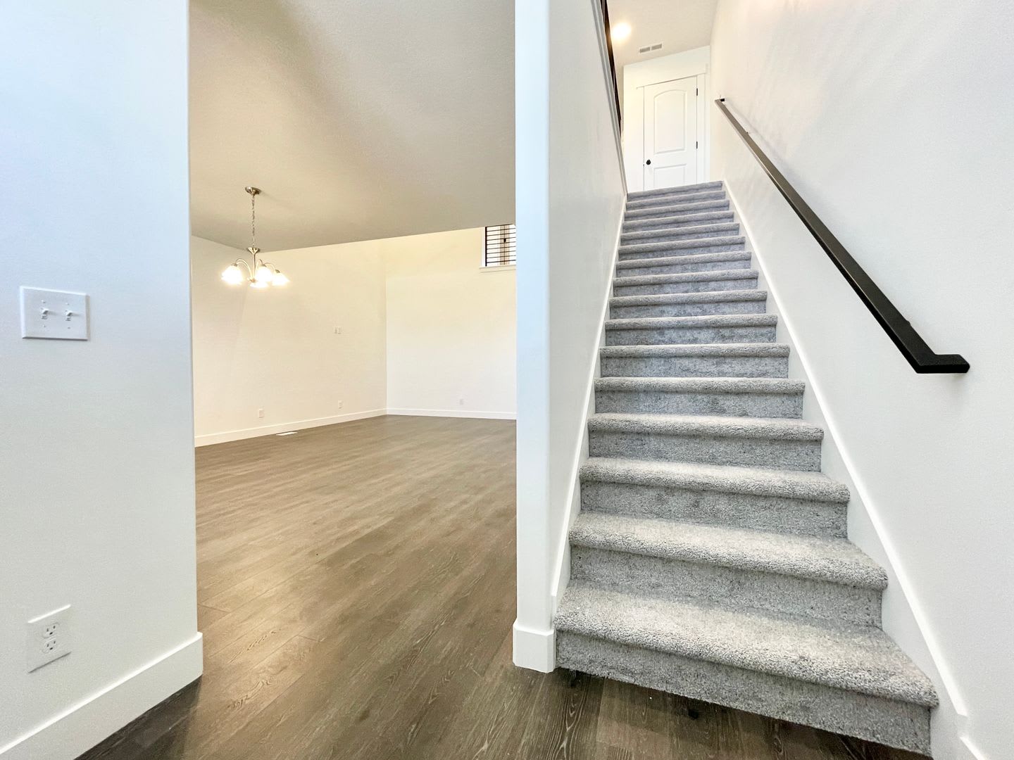 Modern Townhome at Mountain Ridge! – photo 2