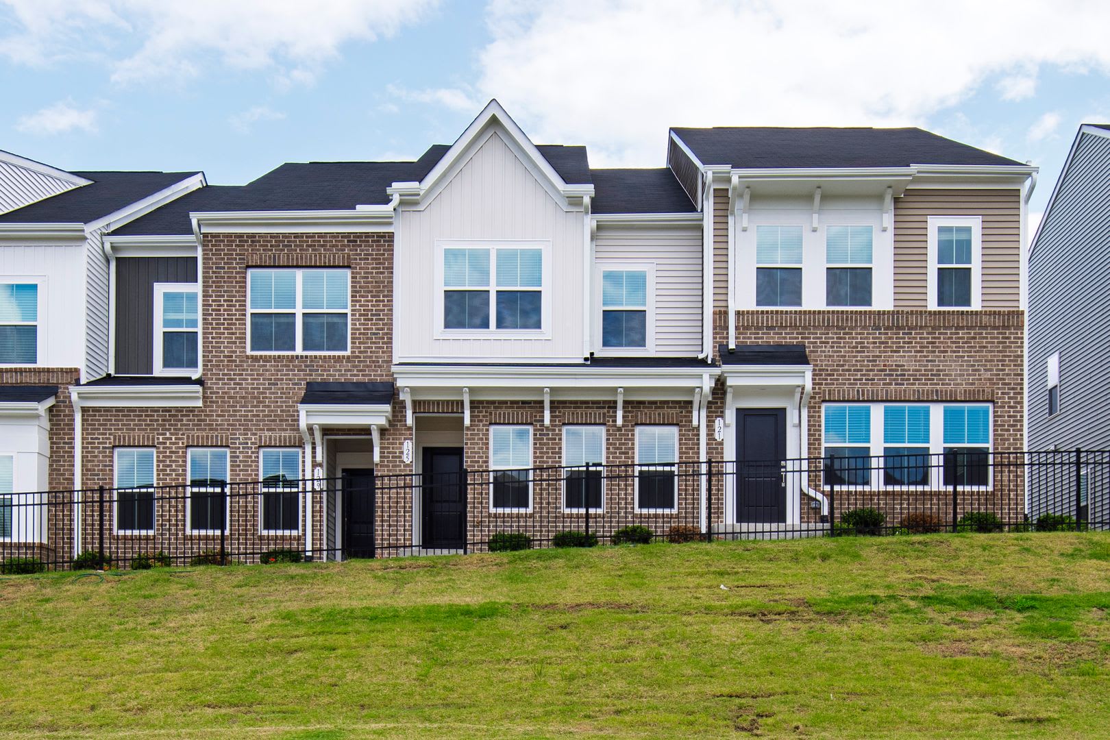 Modern 3BR Townhome with Garage – photo 4