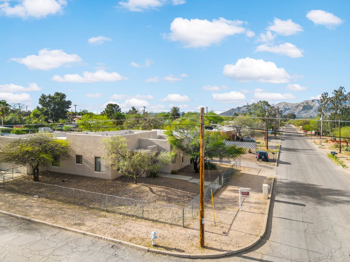 Large Home with 4 bedrooms in Central Tucson! – photo 3