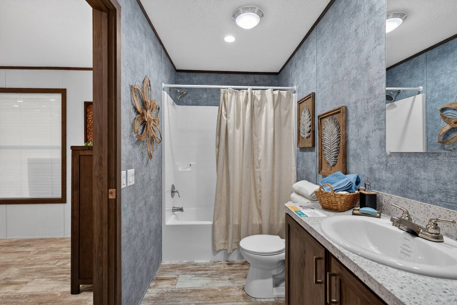 300 Glenwood Dr – photo 3