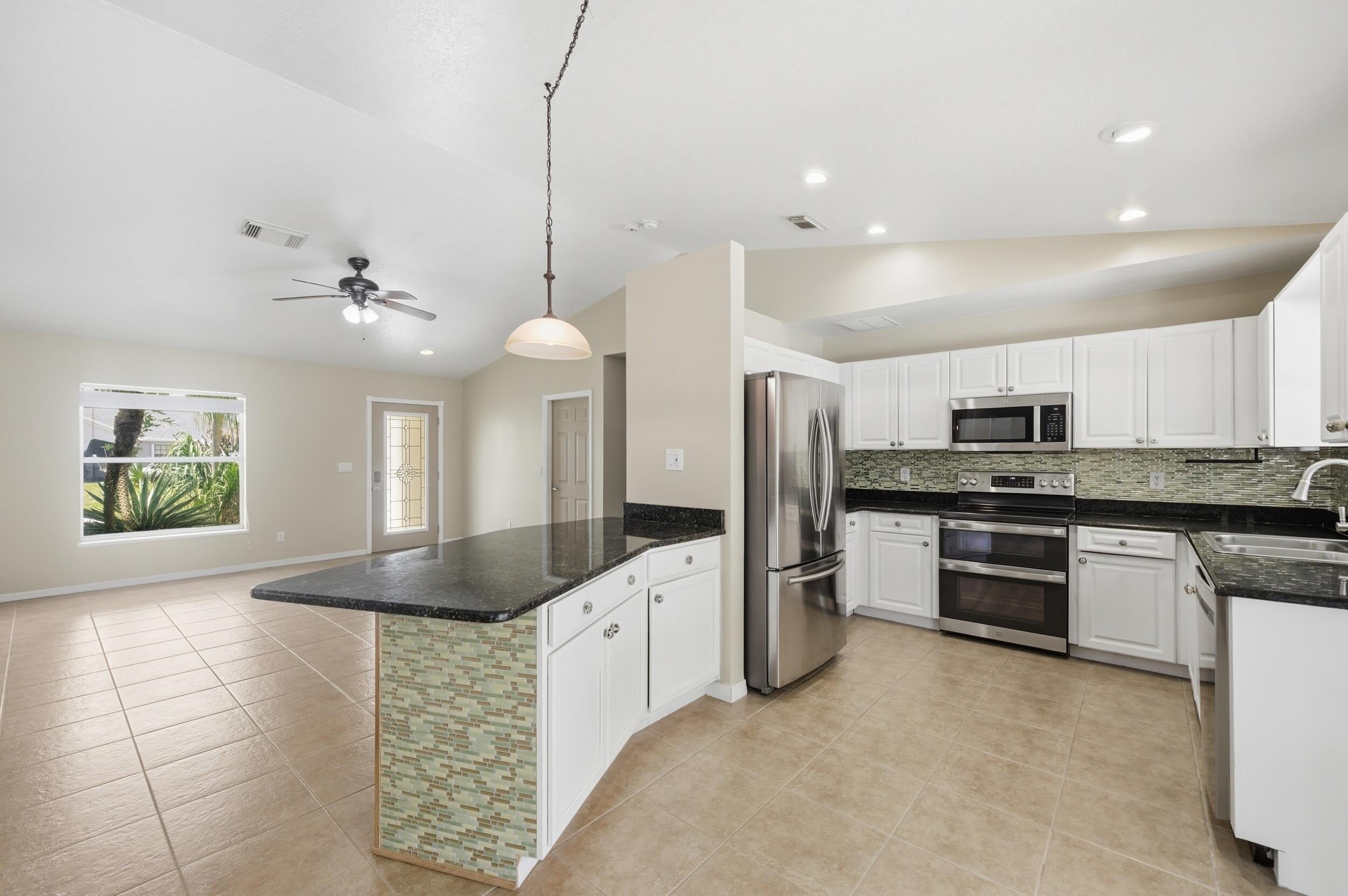 1707 Se Manth Lane – photo 5