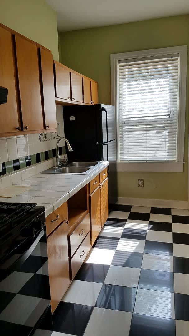 Large 2 Story House, Large Fenced In Yard, Wood Floors, Central Air, Quiet Community – photo 5
