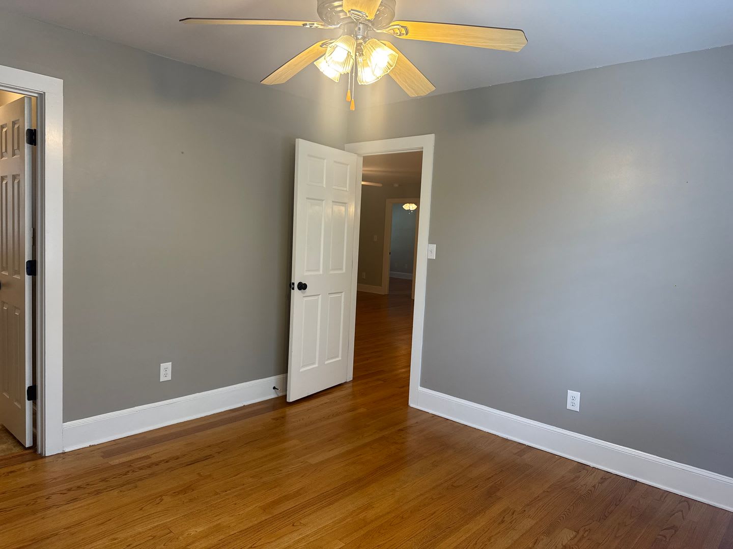 3BR/3.5BA plus bonus Full-Brick Ranch with Walkout Basement &amp; Boat Slip – photo 4