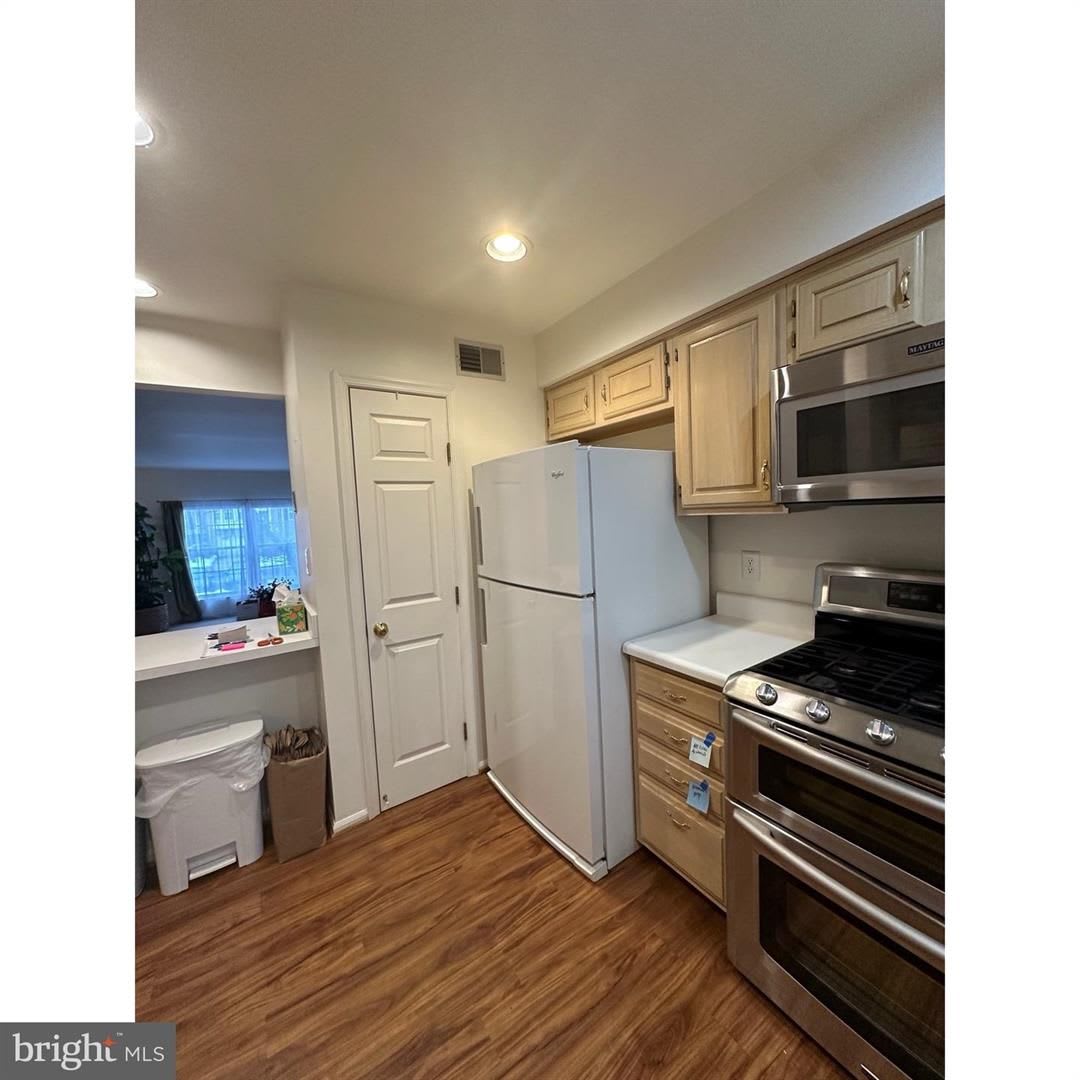 Welcome to this beautifully maintained Reston townhome offering comfort, style, and an unbeatable location. – photo 4