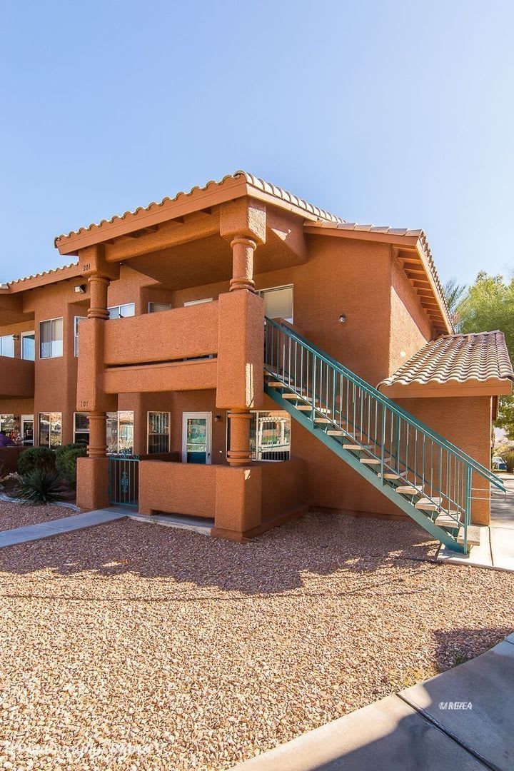 Beautiful 2-bedroom 2-bathroom upstairs unit located in the desirable Rock Springs II Community – photo 2