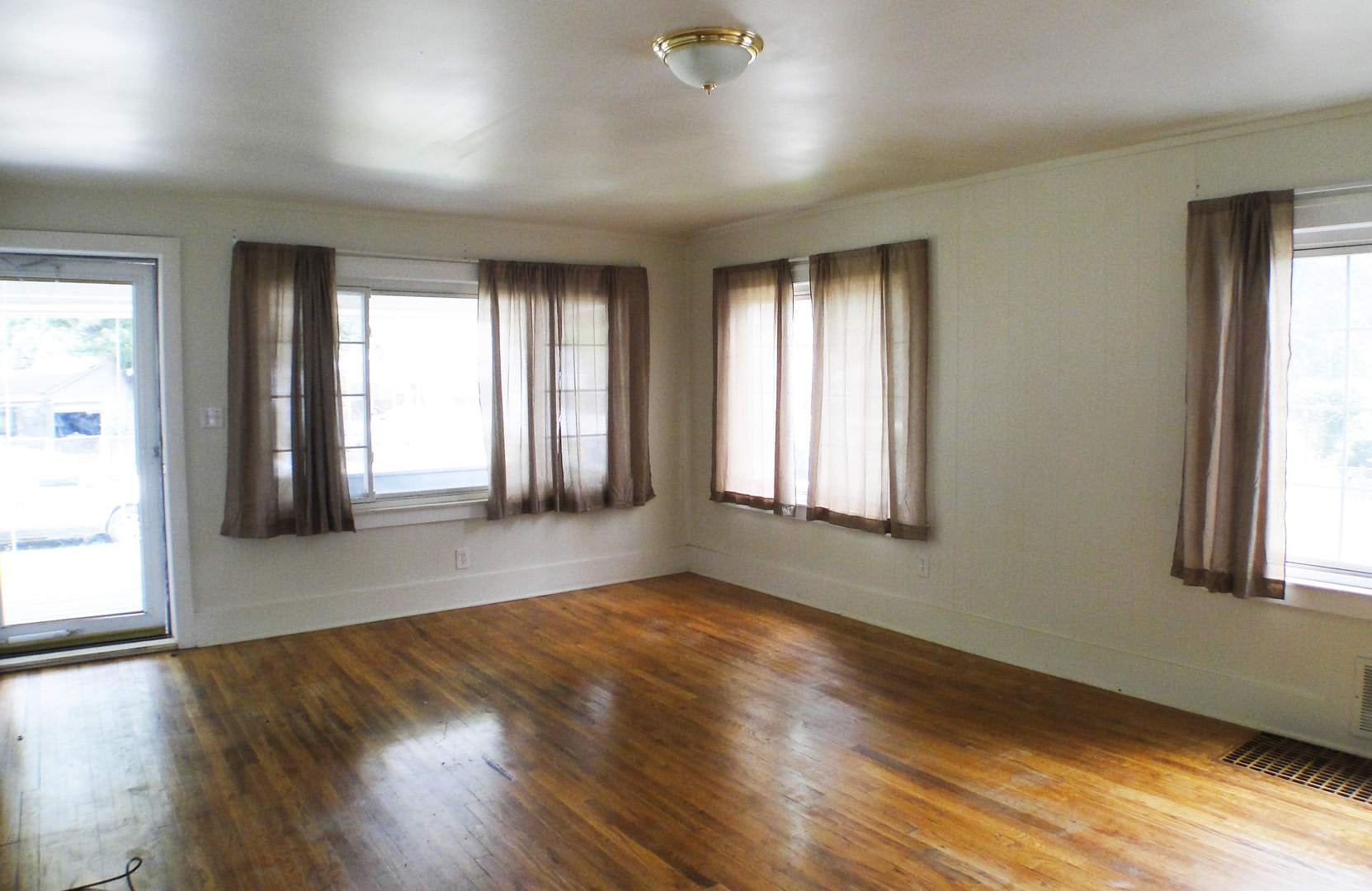 Coming Soon! Charming Westland Home with Spacious Living Areas – photo 2