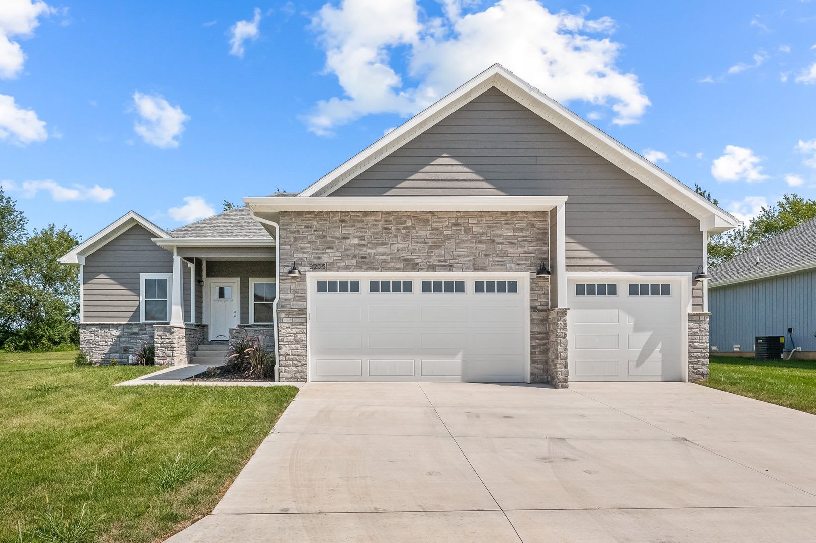 Beautifully Updated 4 Bedroom Home in Ozark, MO! – photo 1