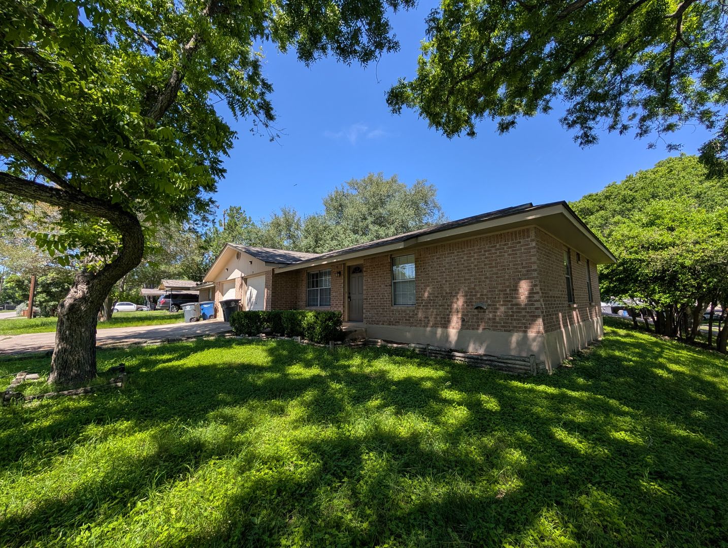 Walk To Torrey Park And Live Minutes From Historic Gruene 2 1 1 Duplex On A Corner Lot With Refrigerator Included Nbisd 2 Weeks Free Rent – photo 3