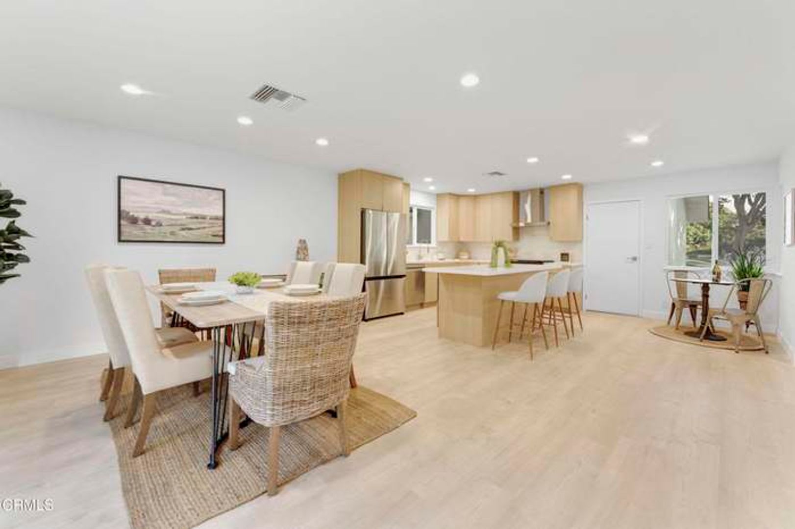 Bright & Beautifully Updated Home with Spacious Backyard – photo 4