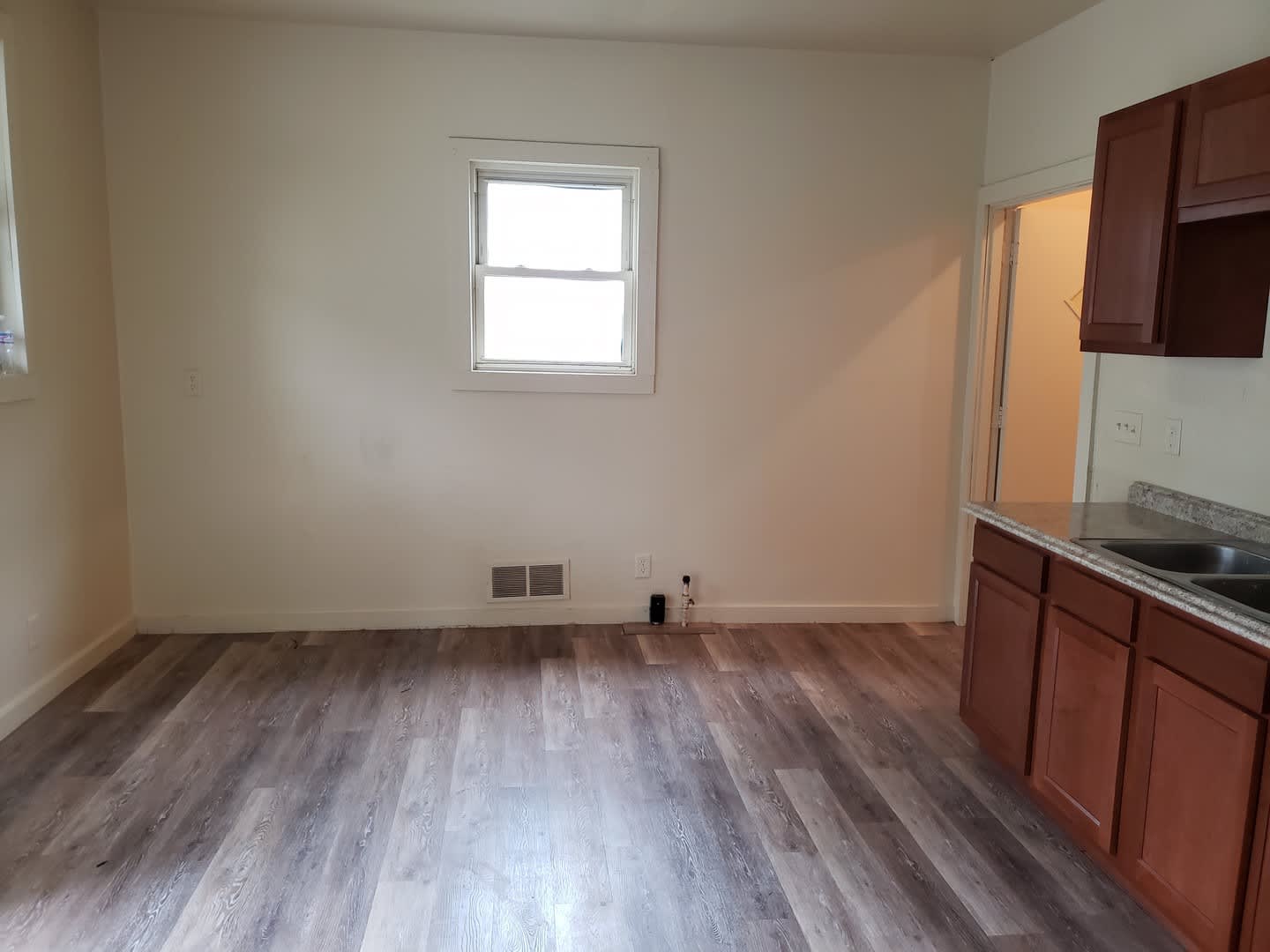 Spacious 5BR Home with Eat-In Kitchen – photo 3