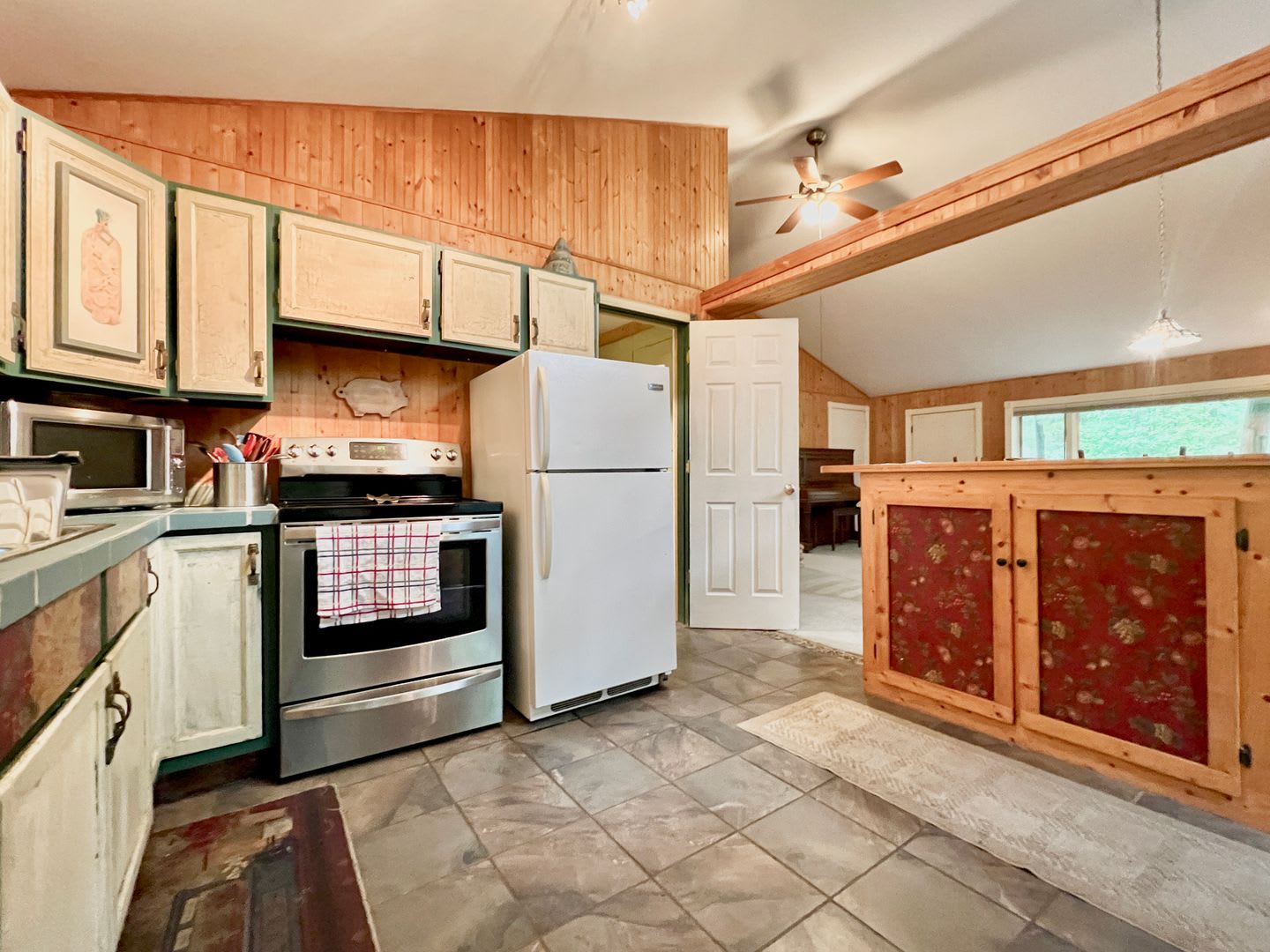 Adorable Cottage Retreat Steps from Duck Lake! – photo 2