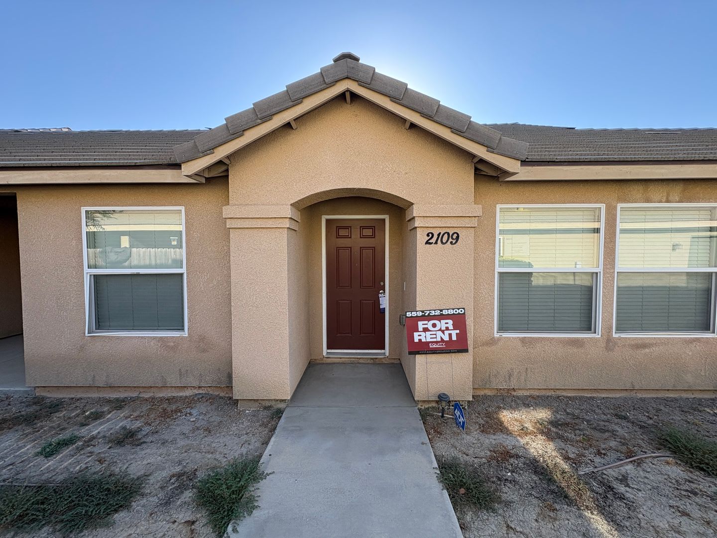 Tulare unit Near Shopping Center Available Now! – photo 1