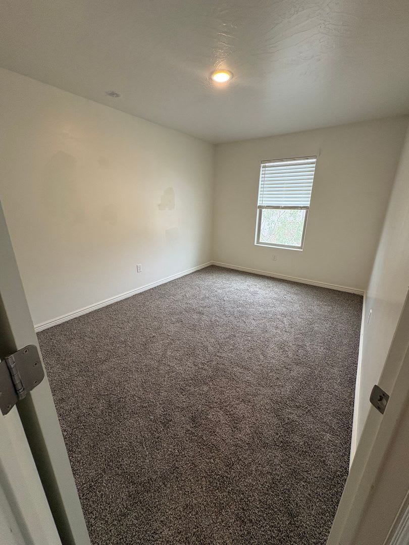 Spacious Townhome for Rent – Prime Location! – photo 3