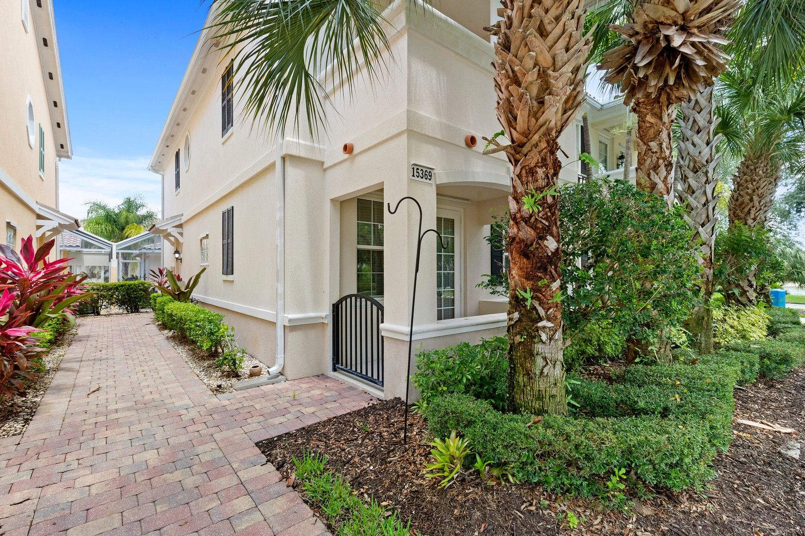 Beautiful FURNISHED 3/3 Cayman town home available now! – photo 1