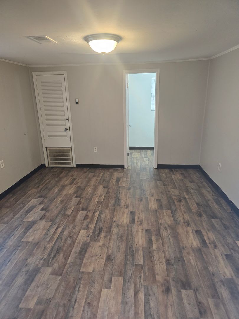 2 Bed 1 bath duplex right across from Midlands Tech – photo 2