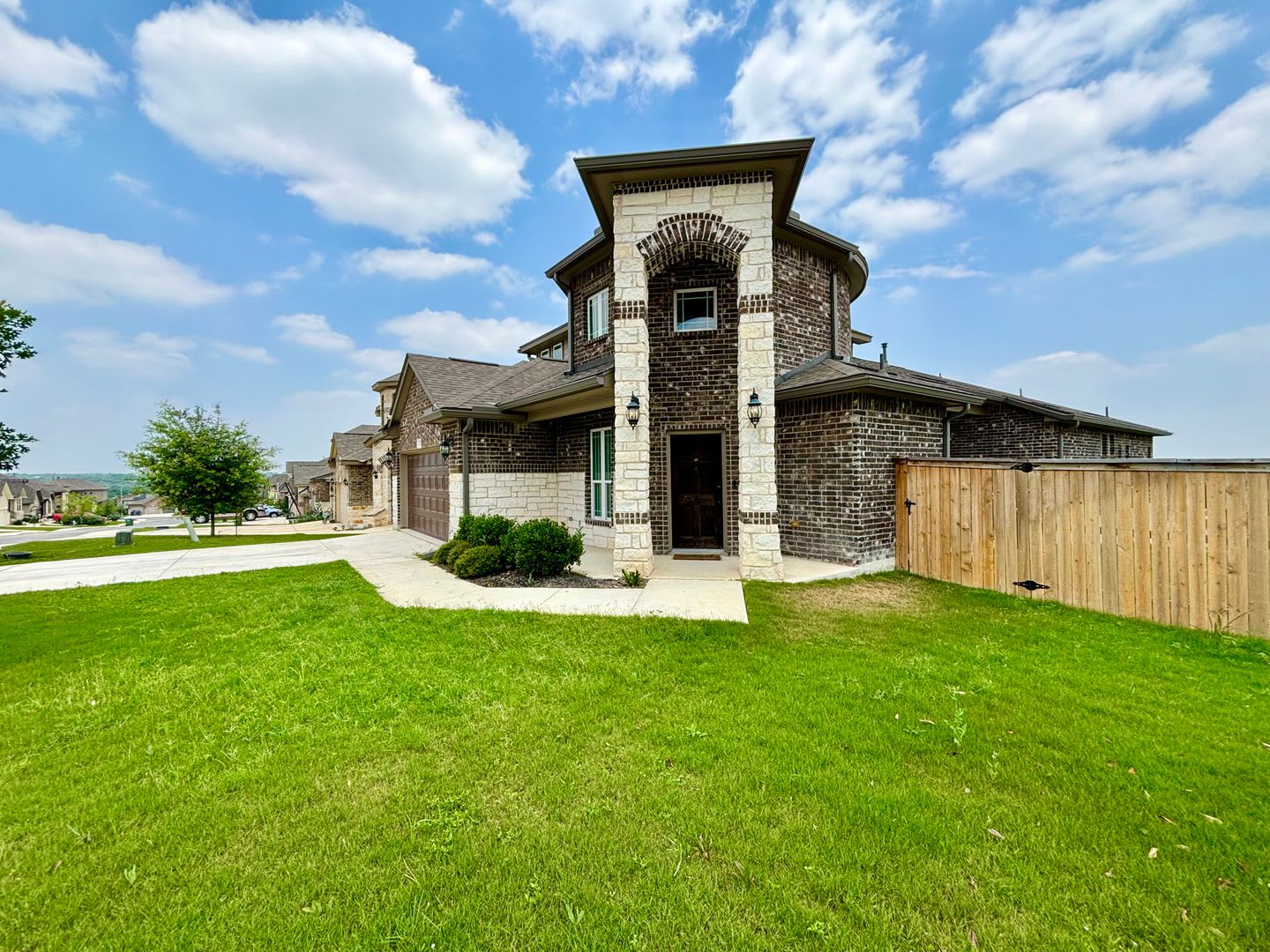 Luxury Living In Arcadia Ridge Corner Lot 3 Full Baths Resort Style Amenities – photo 1