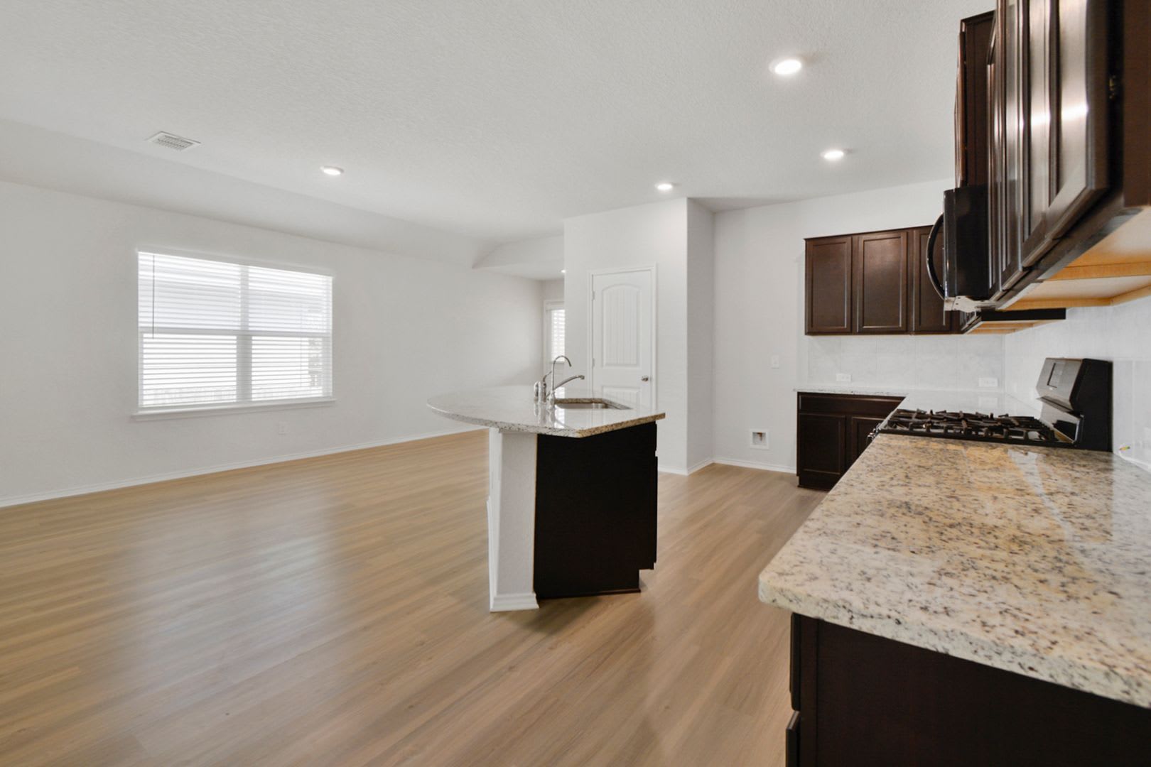 Beautiful 4-Bedroom Corner Lot Home with Open Floor Plan in Bulverde – photo 5