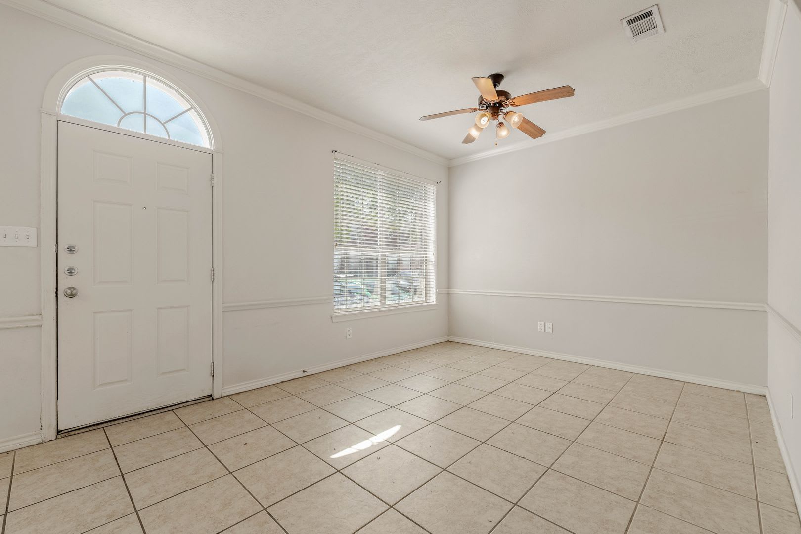 OCTOBER SUBLEASE Great 4 Bedroom 4 Bathroom Townhome at Gateway Villas – photo 4