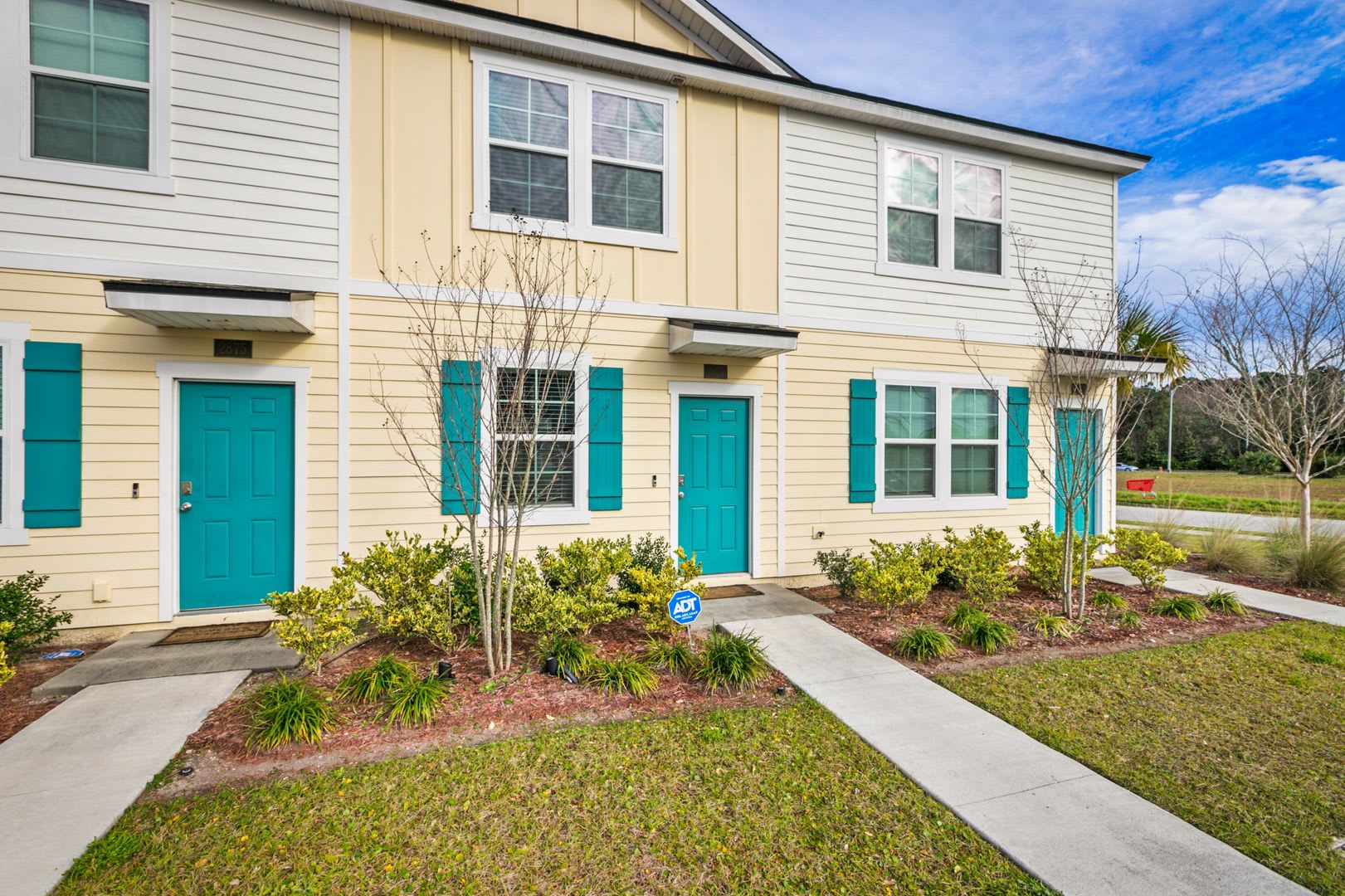 2-Bedroom Townhome for Rent with Private En-Suite Baths & Screened Porch – photo 2