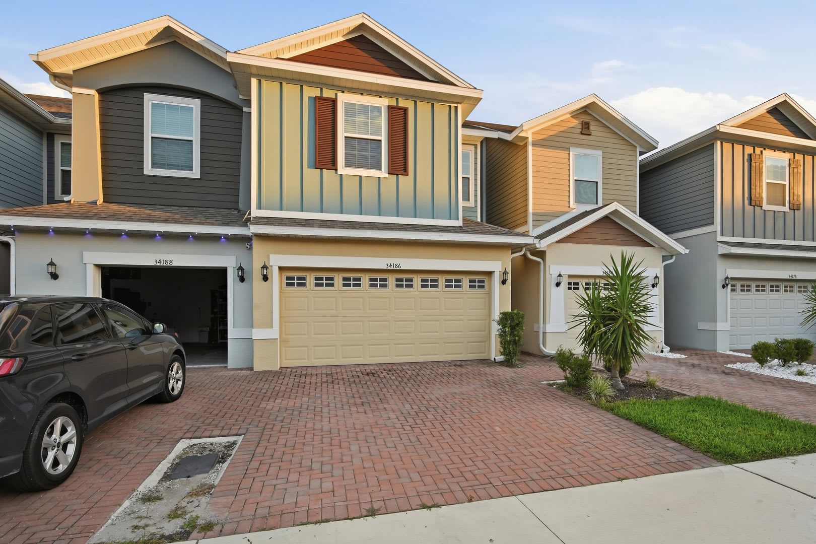 Well laid out 3 BDS/ 2.5 Bths Townhome with many upgrades centrally located! – photo 3