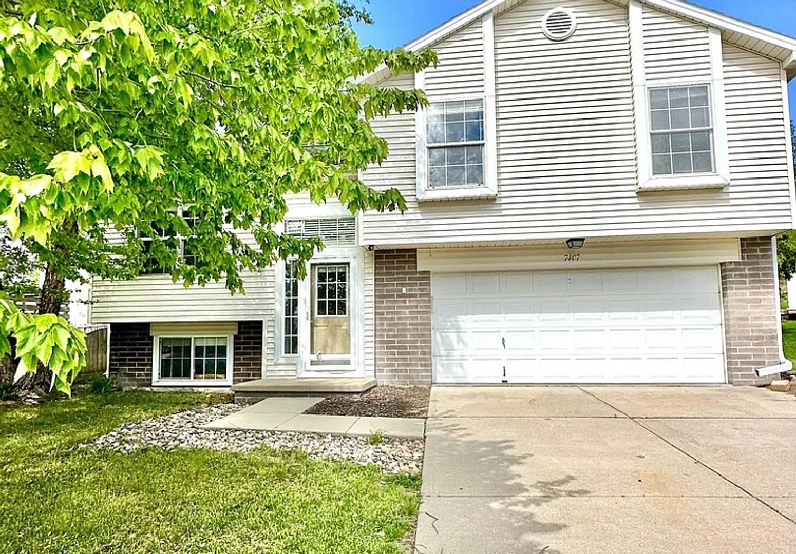 7407 S 176Th Cir 3 Bed 2 Bath In Millard School District Fenced Yard Deck 2 Car Attached Garage – photo 1