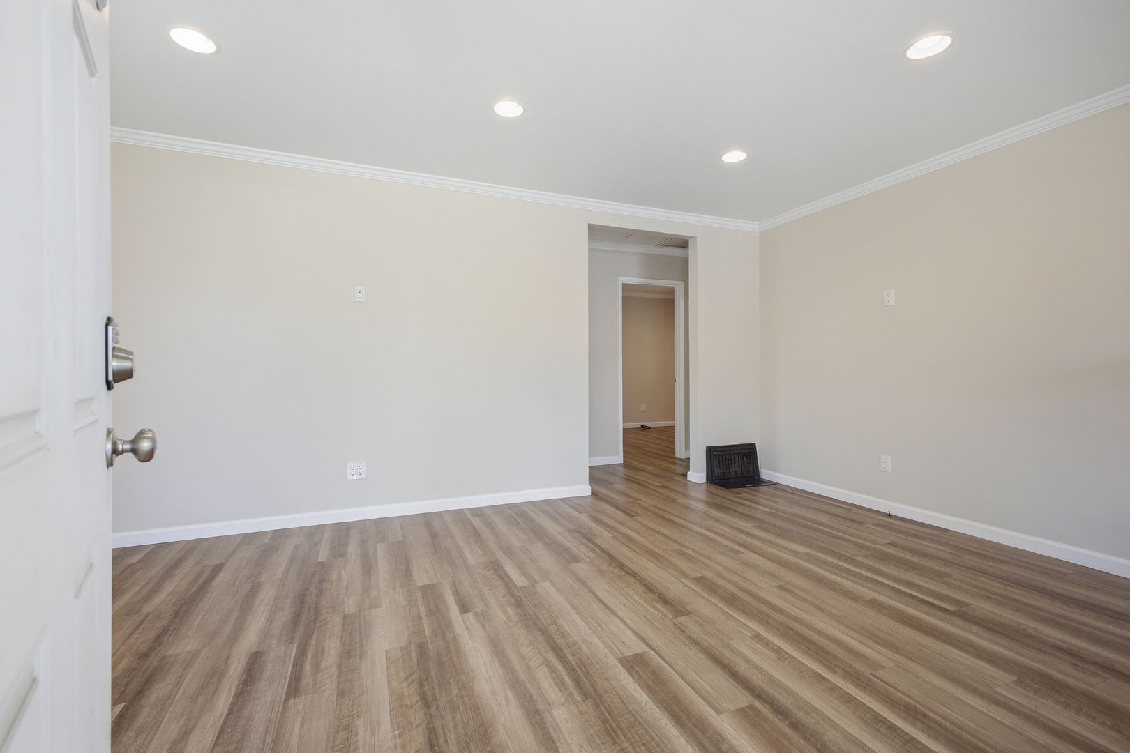 Stunning 3-Bedroom Burbank Home with Office & Entertainer’s Backyard – photo 4