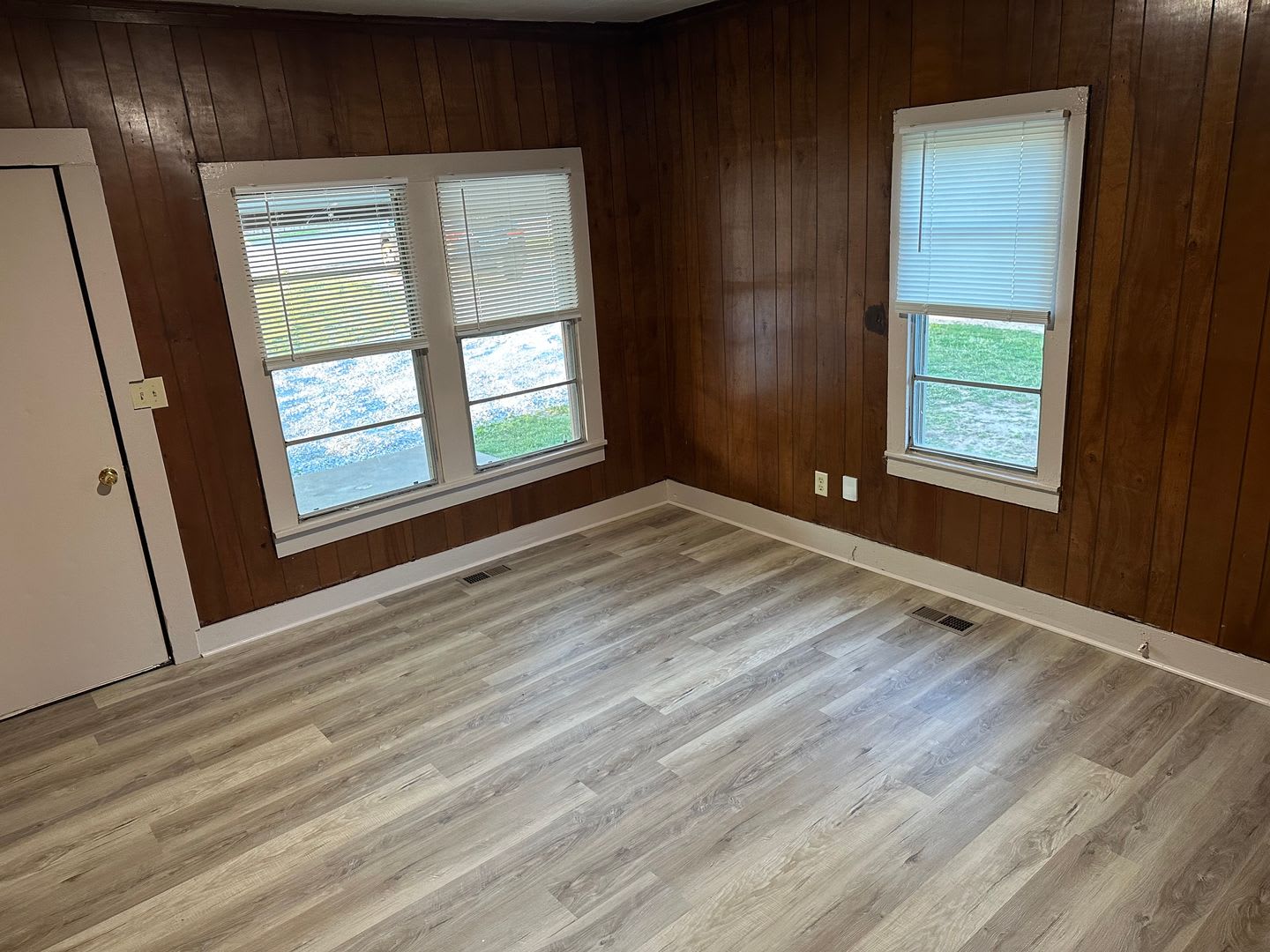 Available Now! Spacious 2 Bedroom, 1 Bathroom Home with Bonus Room & Huge Backyard – photo 3