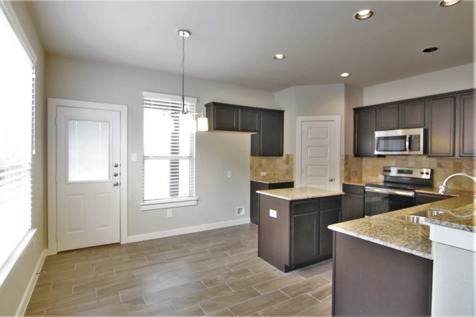 3 2 5 2 Duplex Close To Creekside Shopping Restaurants Entertainment Fenced In Backyard Cisd – photo 5