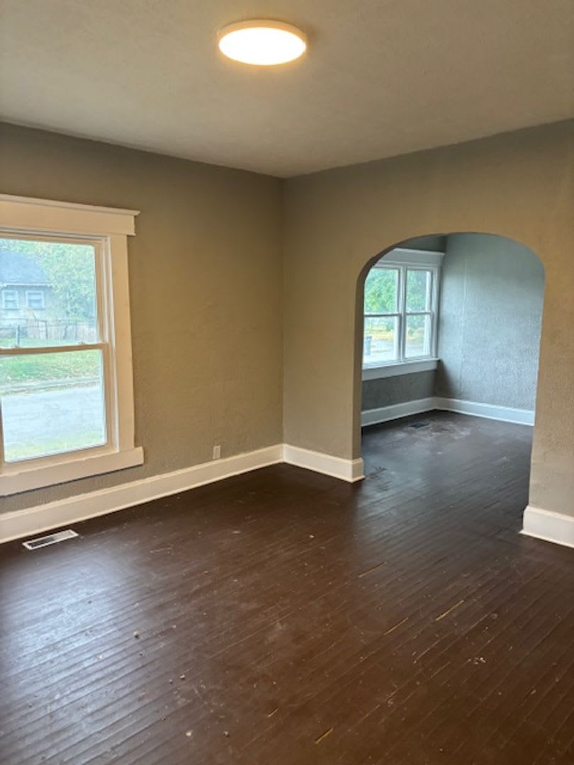 4 bedroom House On Lasalle St! – photo 2