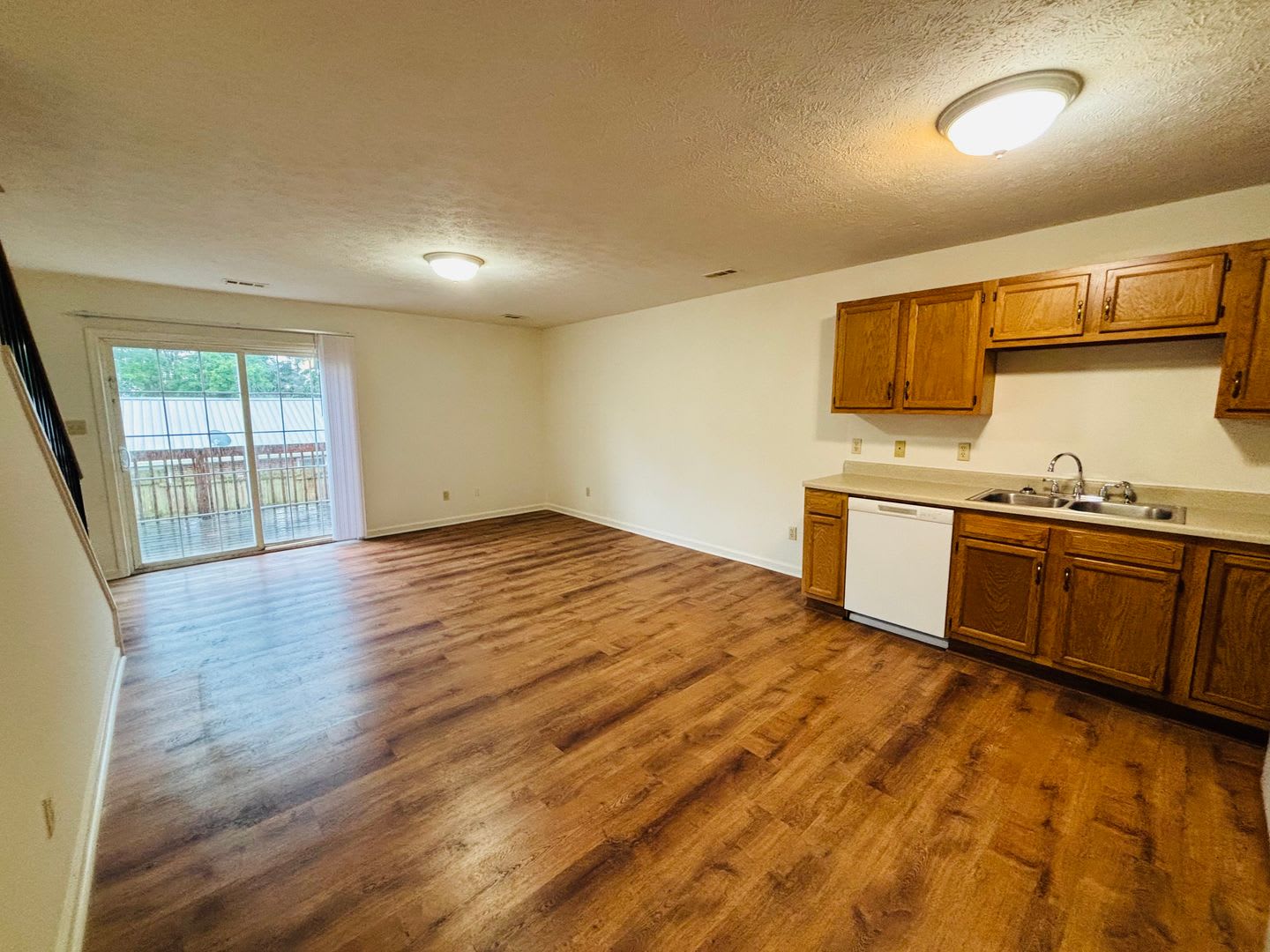 3 Bedroom 2.5 Bath Townhouse – photo 4