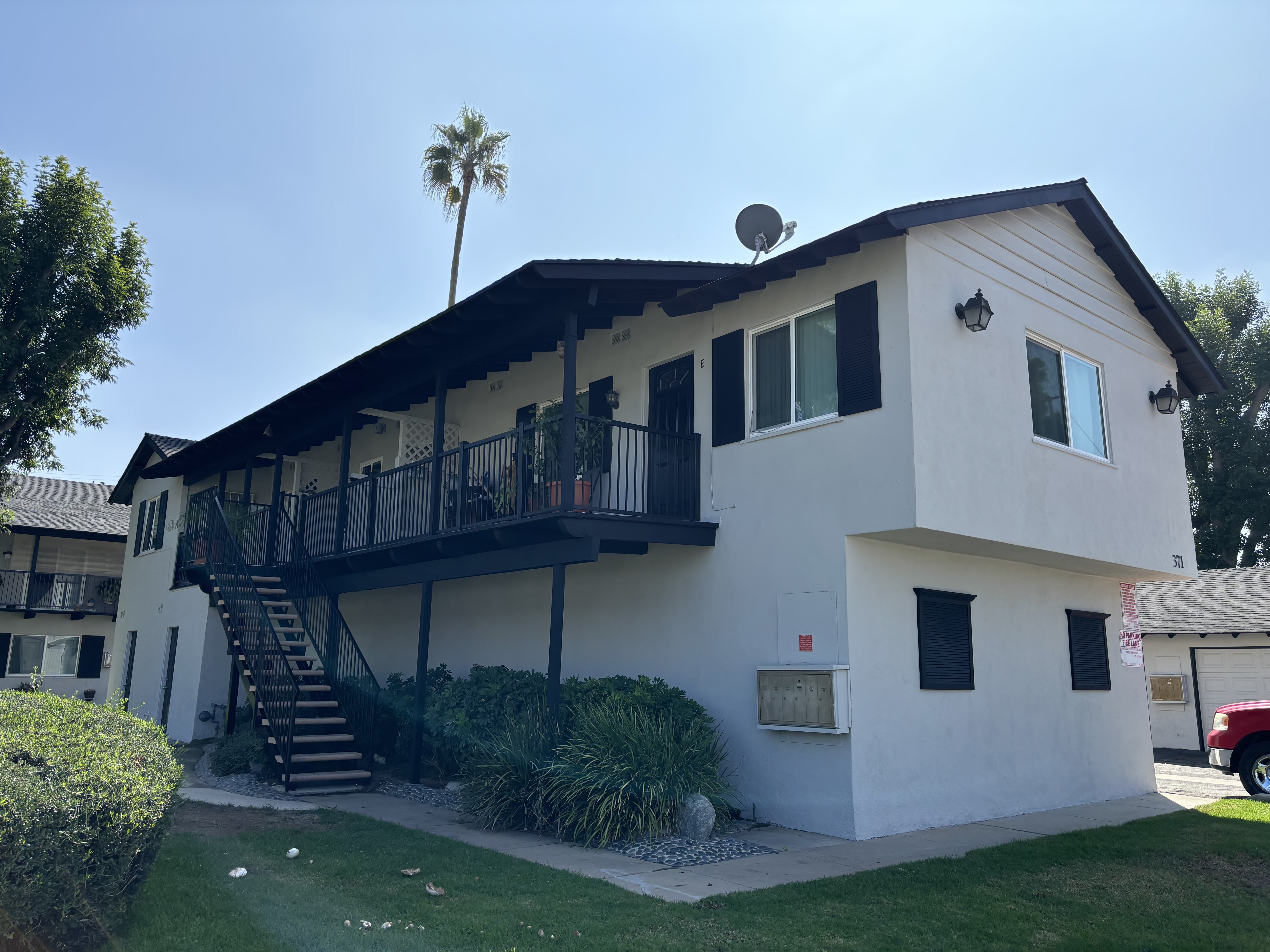 393 N Oak St – photo 2