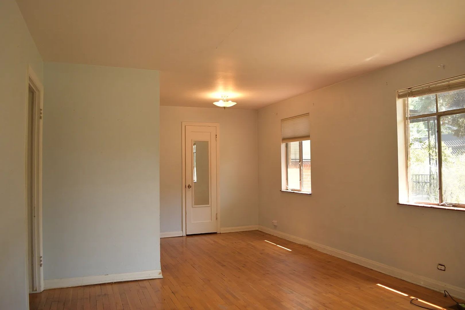 Cozy 1-Bedroom Near DU with Private Yard & Parking – photo 3