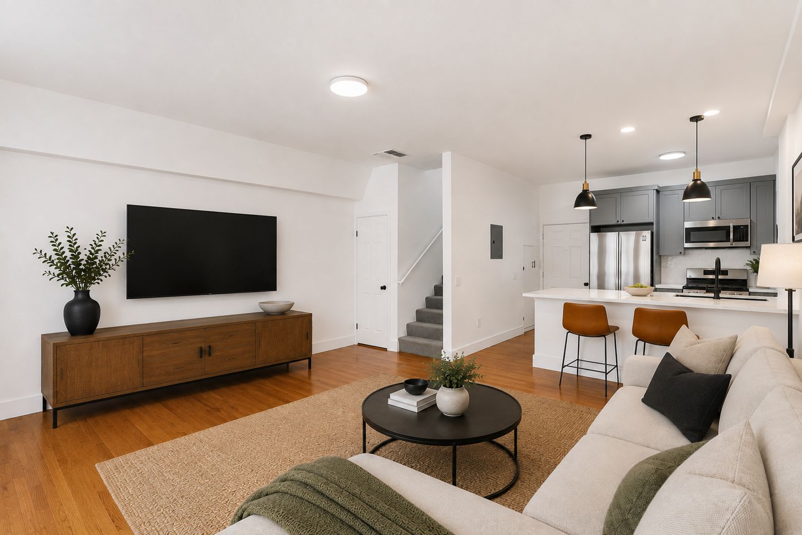 1827 N Wilcox Ave Now Offering A 500 Look Lease Credit On Select Units – photo 3