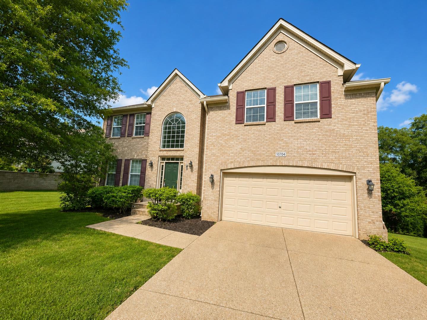 Large Home with Finished Basement & Wet Bar For Rent – photo 1